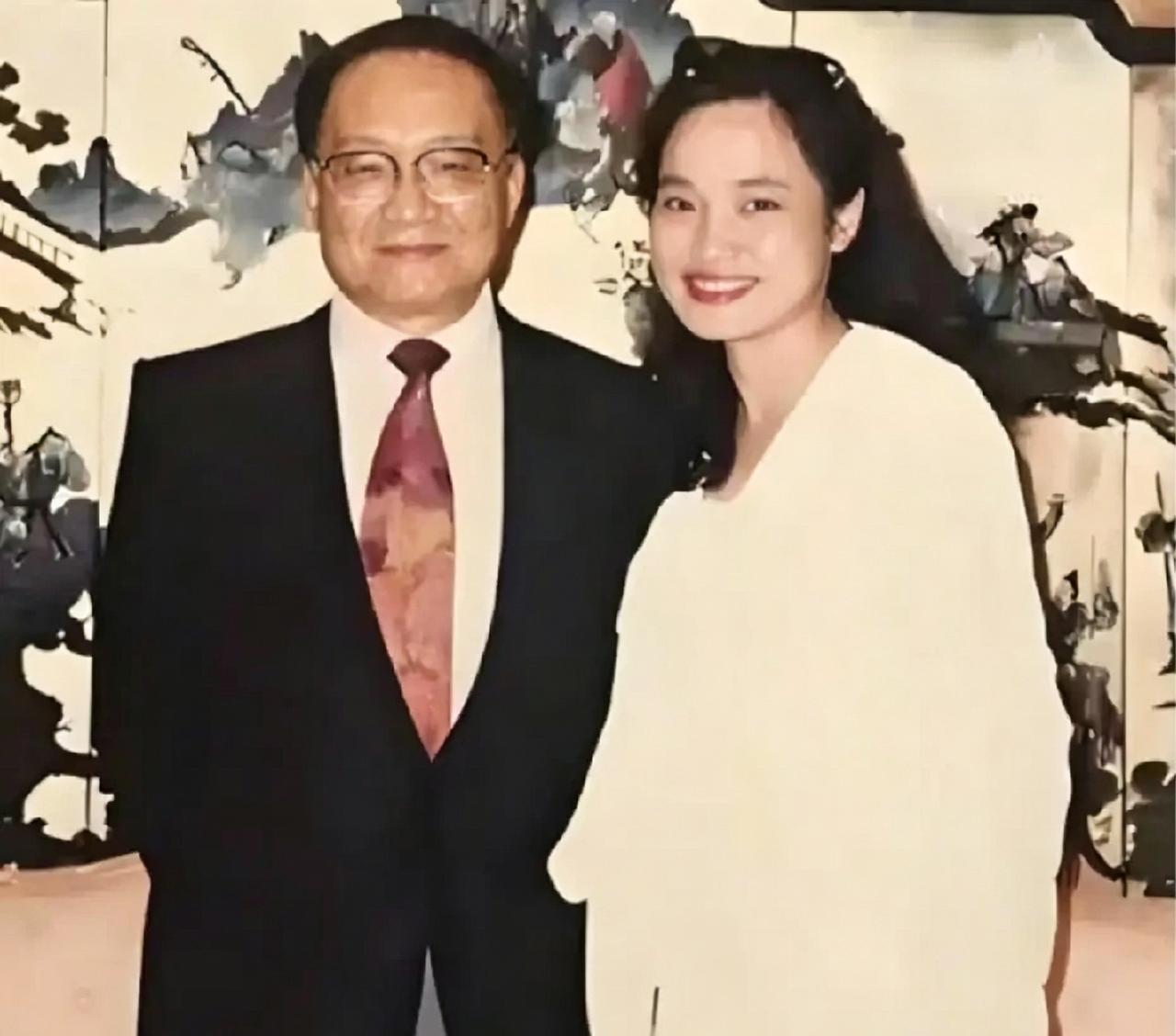 这张旧照是90年代的金庸和林乐怡。女方以前就是个端盘子的，却陪他熬过了人生最灰暗