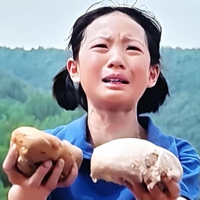 央视热播剧《主角》里，易青娥年纪尚小便进了剧团。她原本是个放羊娃，唯一的朋友八一
