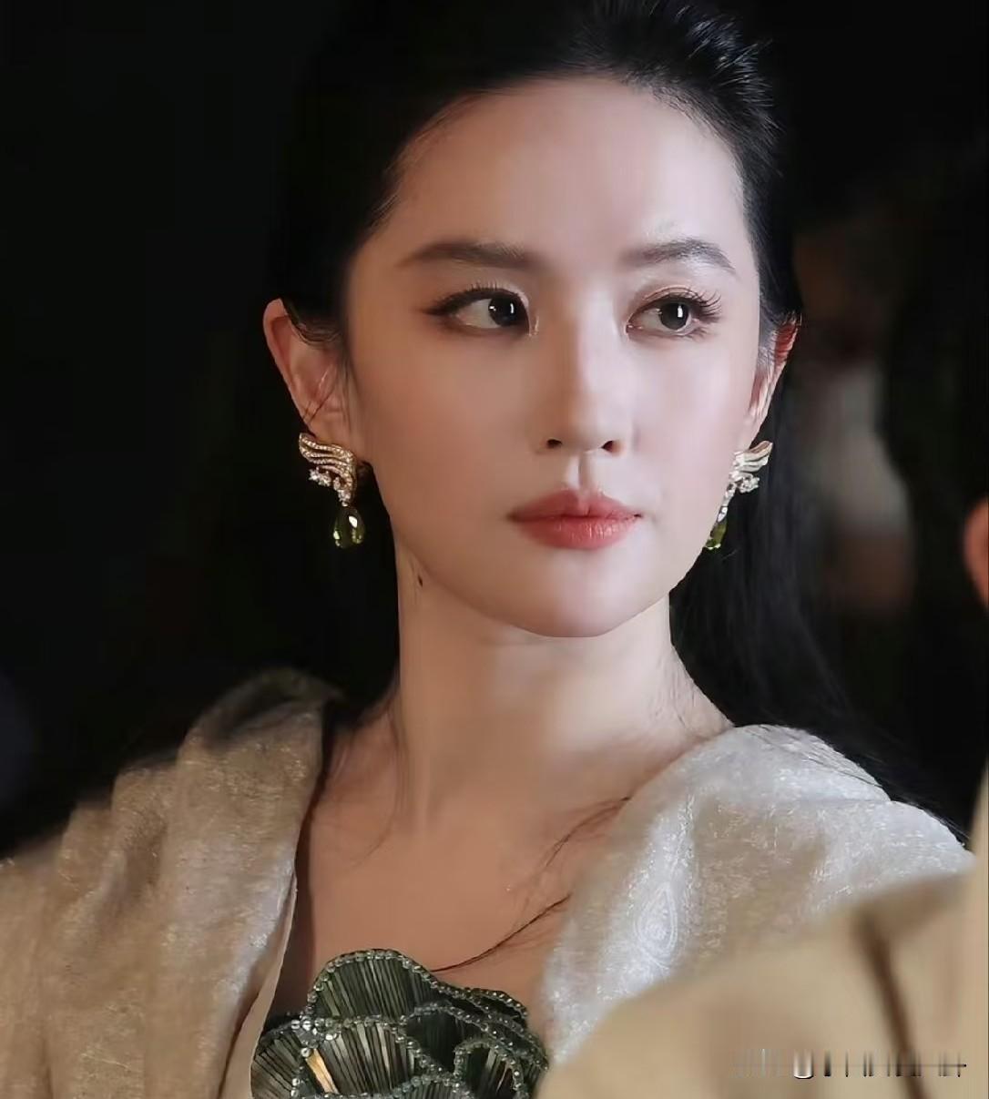 我闺蜜在上海见到了刘亦菲，回来偷偷跟我说，以后别再说刘亦菲是美女，你是不知道