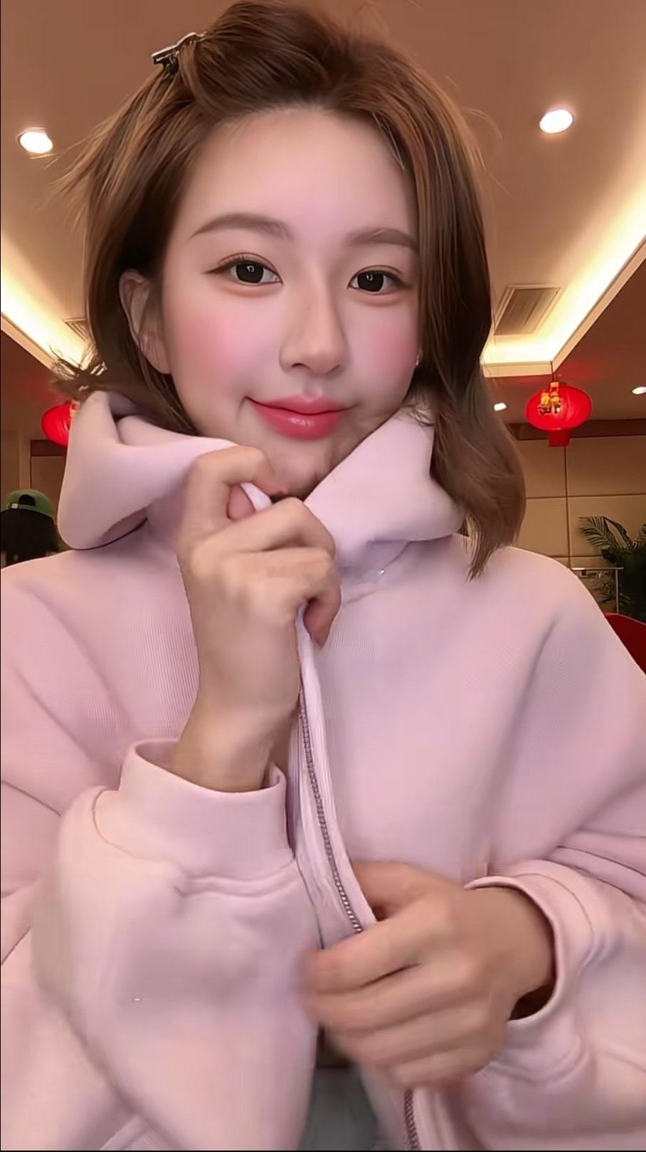 赵露思一个小时前在洋抖发的视频，身上同款外套已经售罄了…