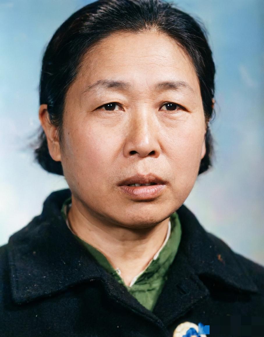 她曾经担任原中组部副部长，阻碍了平反工作，1977年中央免去职务，被调回北京二七