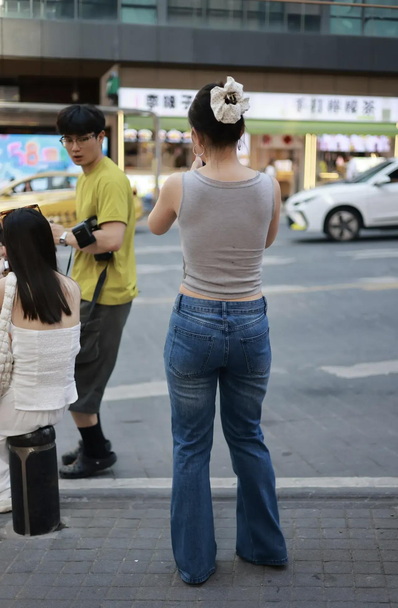 街角等车，城市生活的一瞬。女生如何穿搭白衬衫才时尚什么身材的女生穿牛仔裙好看