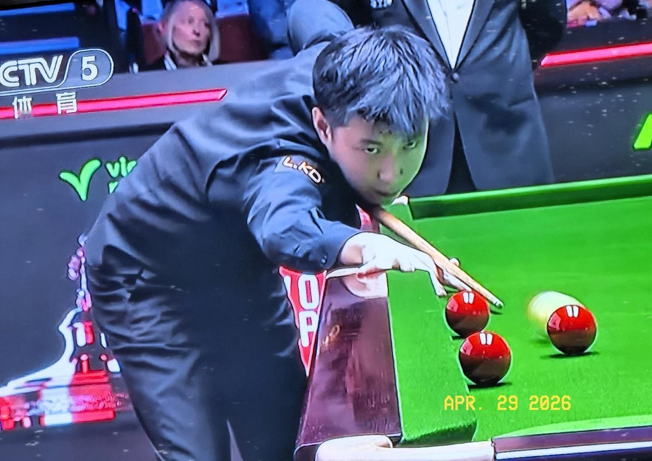 巨大压力下，赵心童稳住心神，沉着冷静，绝地反击，面对复杂球型，打出单杆81分，挽