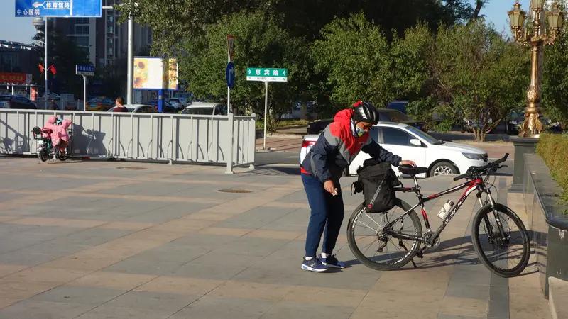 辽宁女子频繁写邻居地址点外卖，竟引发激烈冲突，孕妇情绪失控撒泼打滚令人震惊！