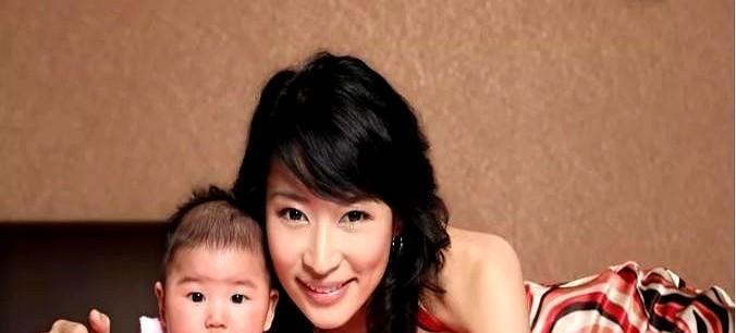 导演管虎拍戏回家后，抱着女儿一顿亲昵后开始和女儿玩耍，突然他盯着女儿的脸看了许久