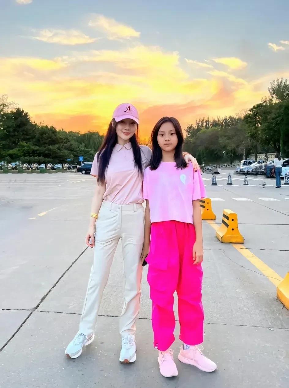 哇塞，李小璐的女儿甜馨长这么大了像谁呢？像谁呢？蛮漂亮的