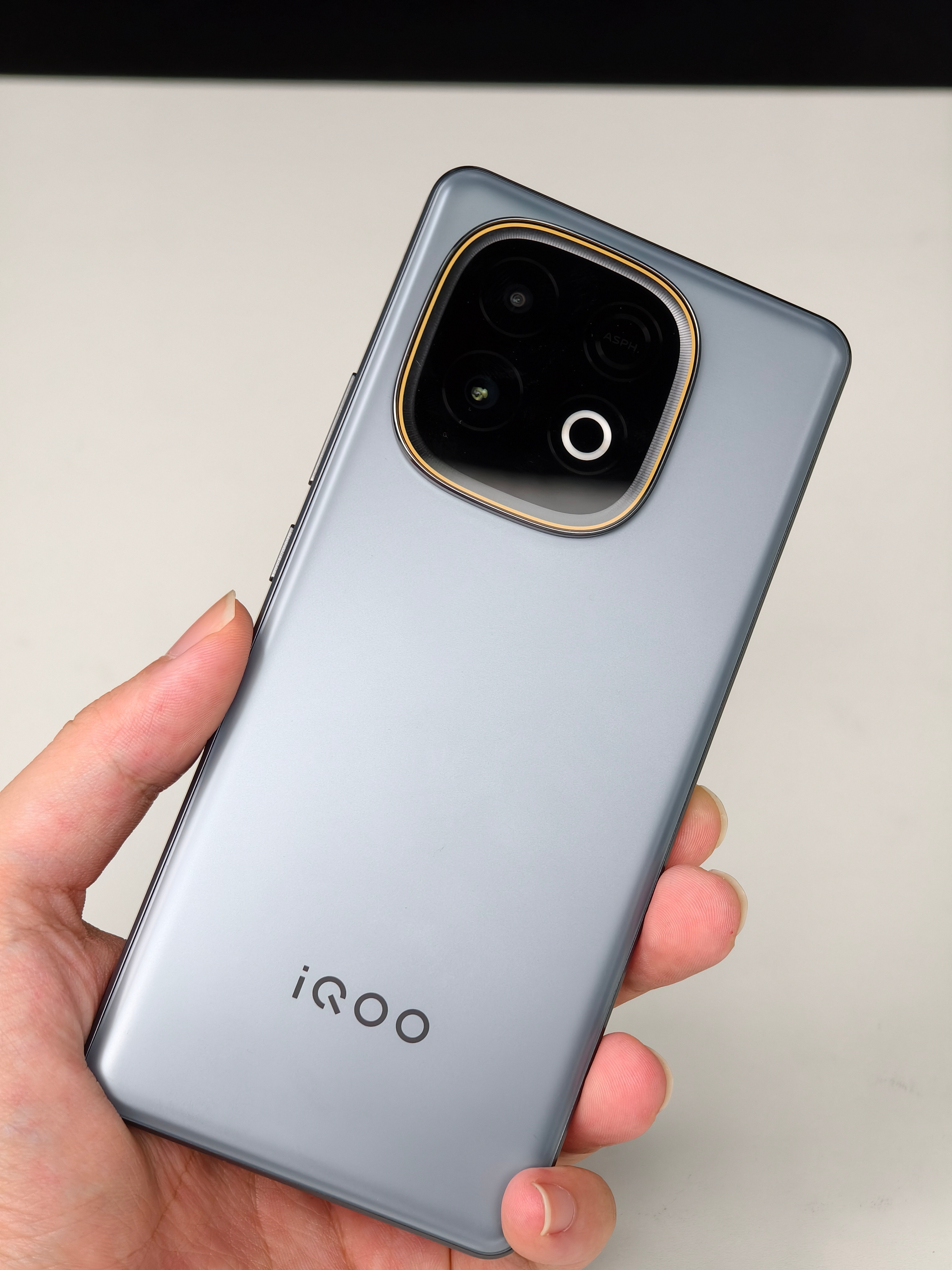 iQOOZ10Turbo+这背面设计，跟数字系列好像。质感真没得说[点赞]