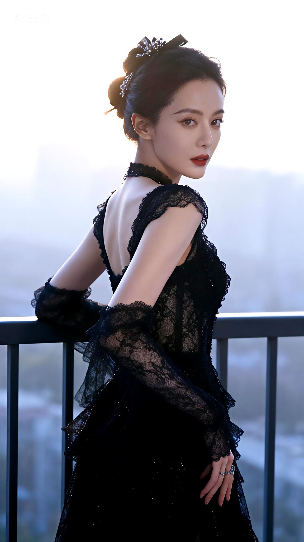 “暮光漫洒笼胧纱，髻如云，影自斜”，这画面简直美到了骨子里。想象一下，夕阳的余晖