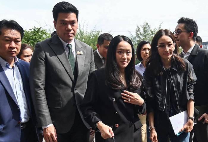 果然女儿才是爸爸的贴心小棉袄！佩通坦姐妹俩又去监狱探望爸爸了，可惜长子又缺席了~