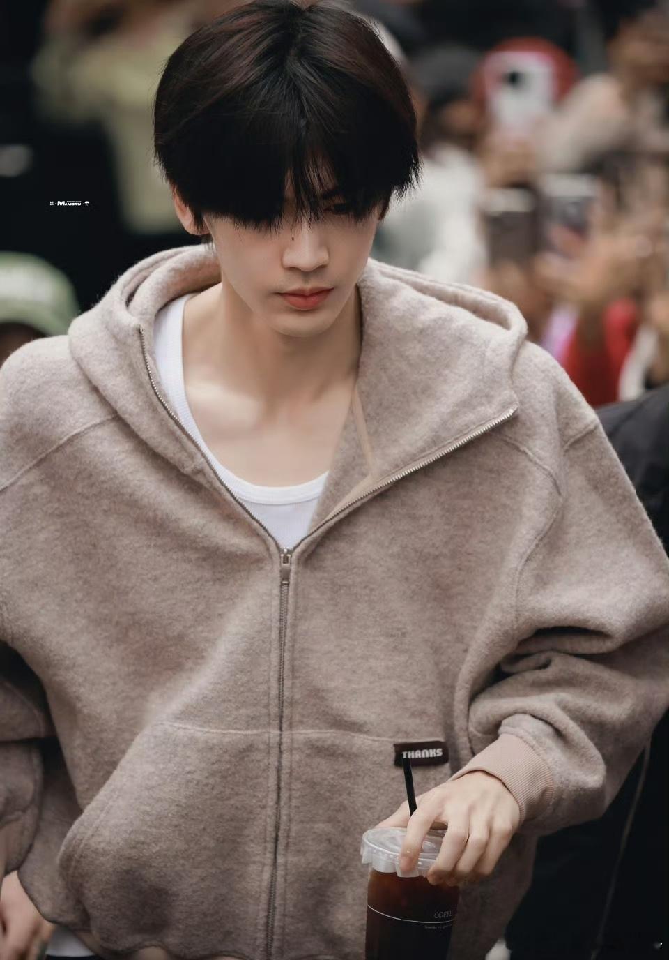 张凌赫今日上班路透，来康康状态如何？