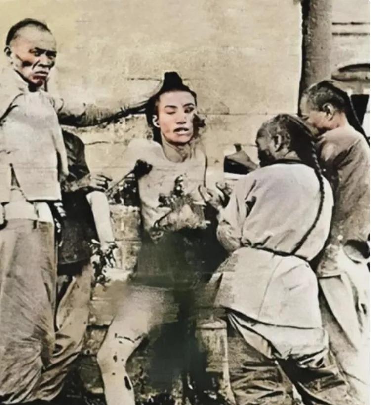 这是1905年，吴樾刺杀满清官员后留下的一张老照片。照片里的年轻人躺在血泊中