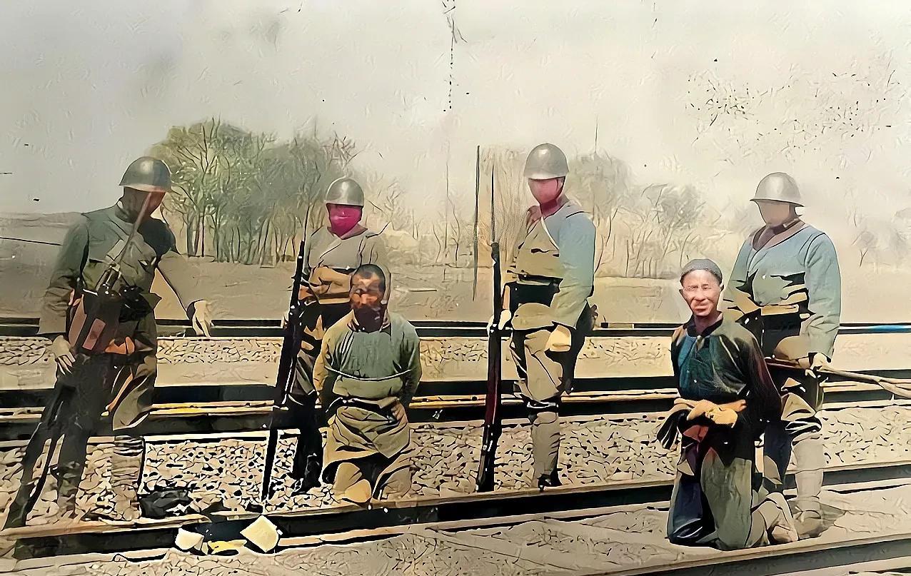 这是1942年，在侵华日军控制下的津浦铁路沿线，4名荷枪实弹的日军，抓住两名正在