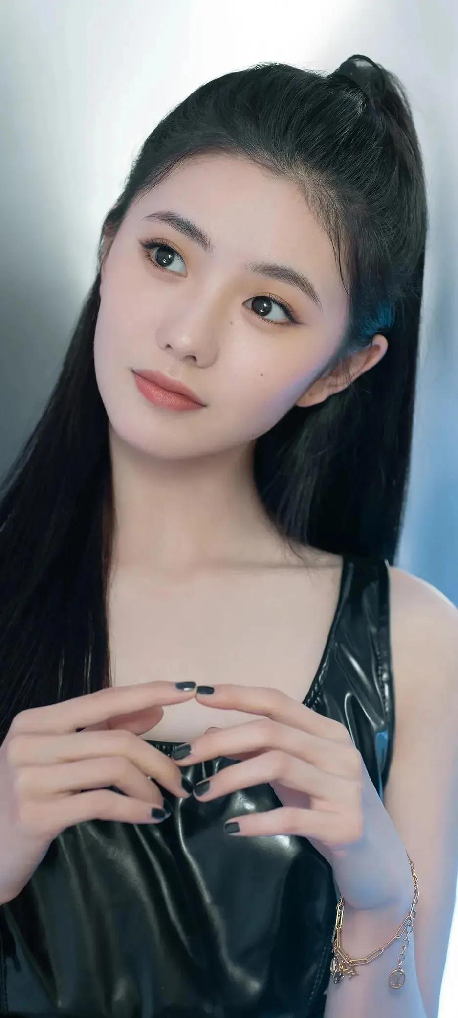 女光棍之歌姑娘芳龄二十九眼睛大来红嘴唇肤白貌美大长腿说起话来笑眯眯年