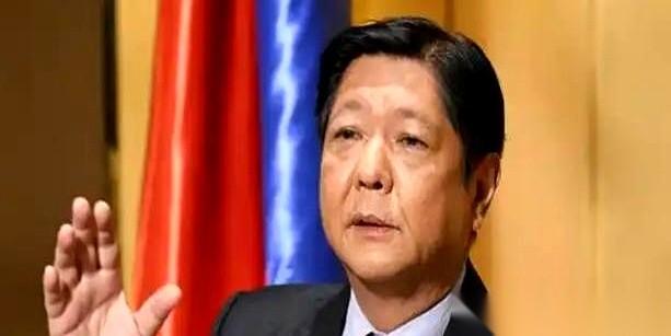 9月11日晚间，马科斯从马尼拉飞抵新德里，坐进了金砖峰会外联配套会议的现场。翻