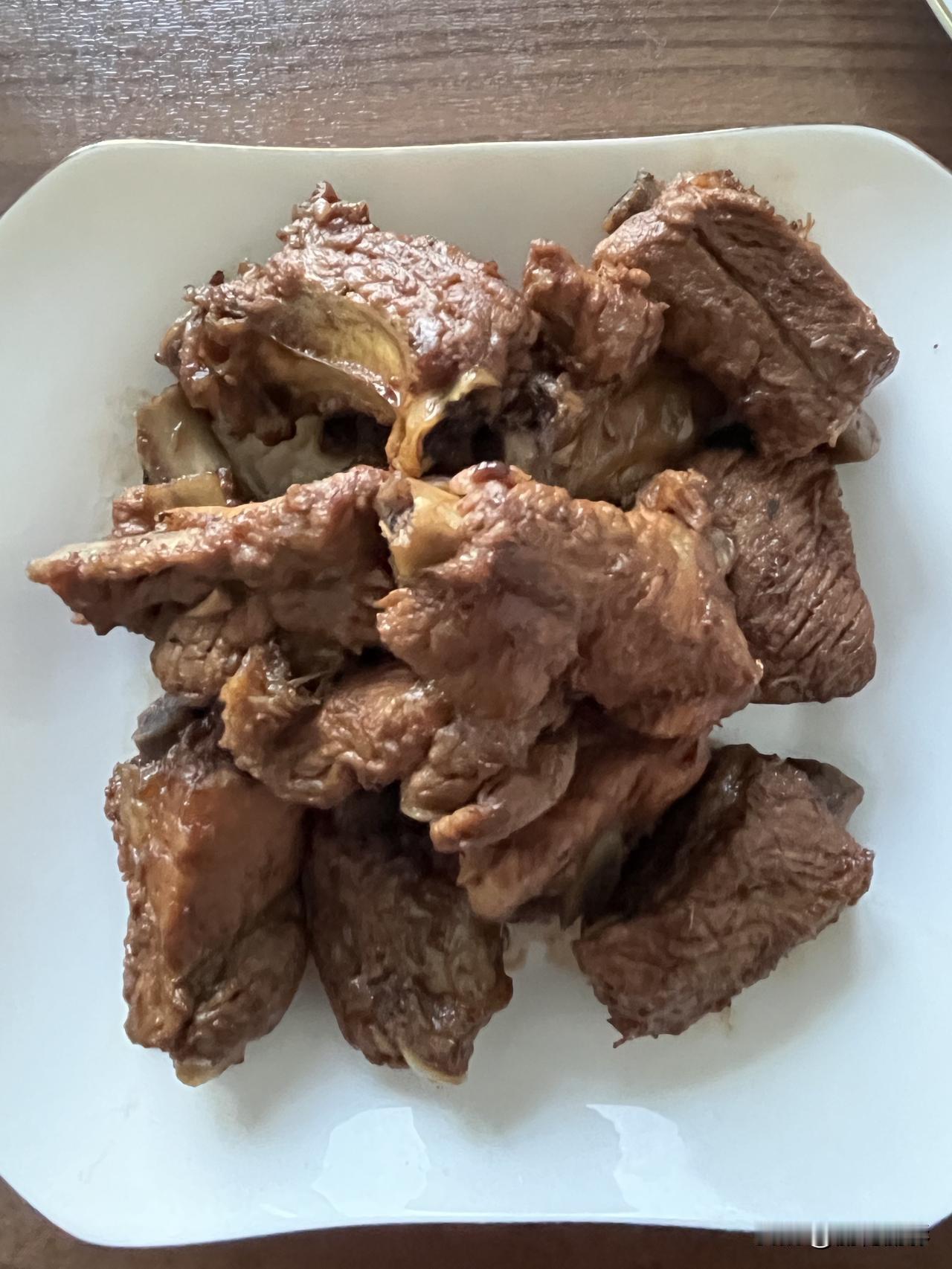 好友们晚上好！周末愉快，晚餐香香！今天的晚餐：红烧排骨红薯玉米卤豆泡杂粮