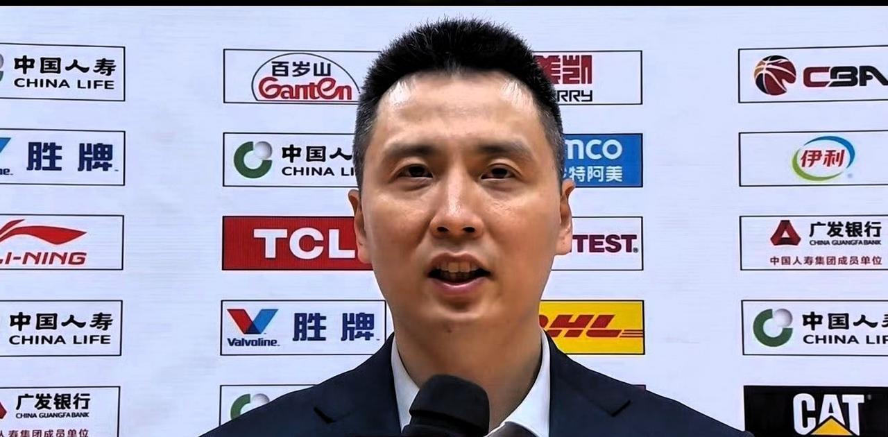 辽宁籍贯主帅卢伟，上海赢球也没忘记赛后“敲打”张镇麟，在总结比赛时，卢伟说到：默
