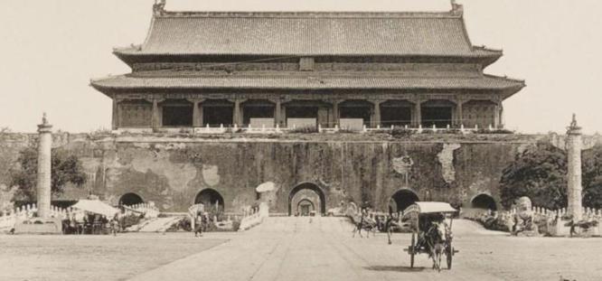 1969年冬天，北京街头突然多了很多荷枪实弹的士兵，他们围着天安门拉起警戒线，这