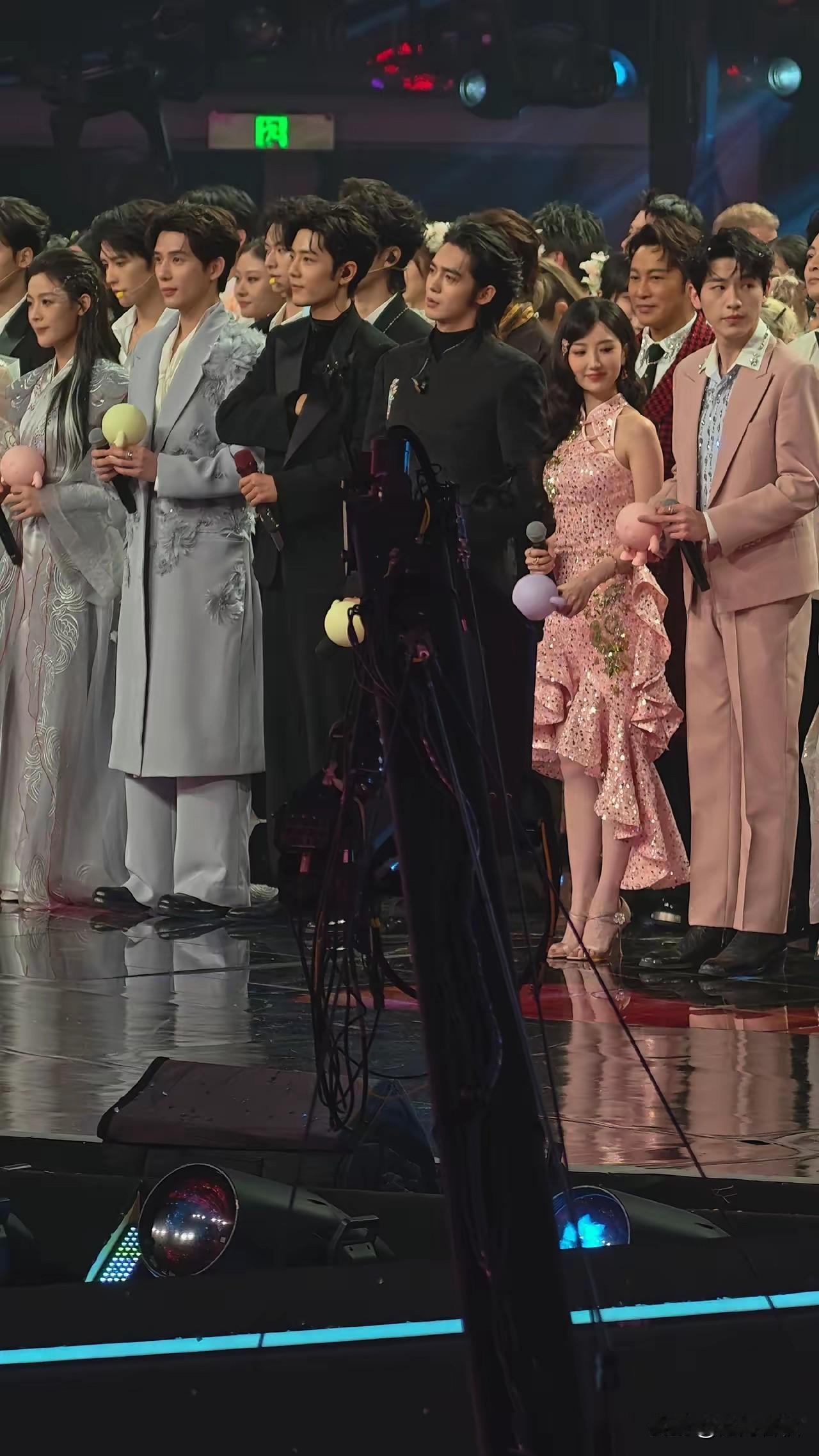 1.63真的这么小个吗？毛晓彤站在一群身高1.8男人身边一下就被秒成了儿童