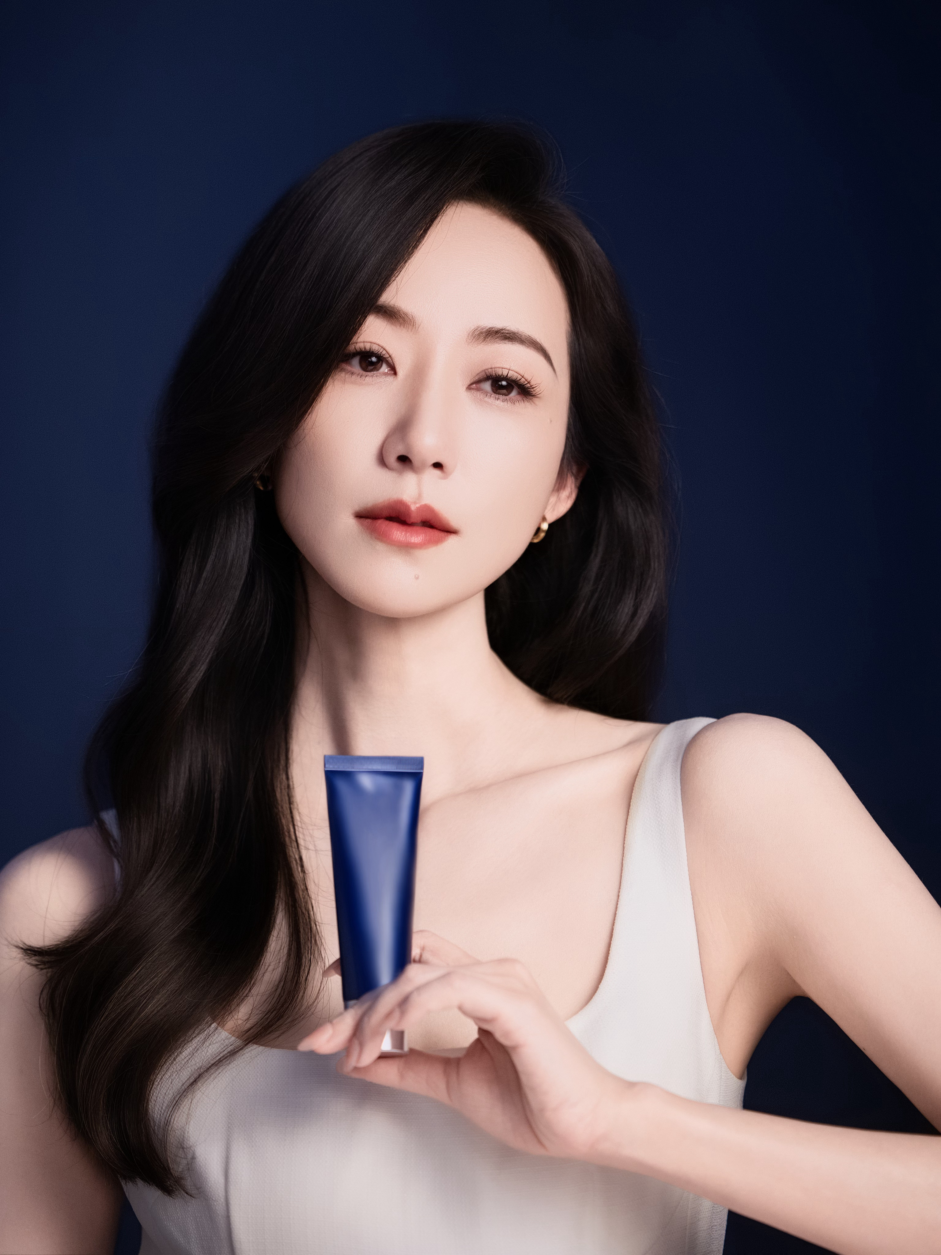 韩雪从容温婉，风韵天成，举手投足皆是高级贵气感。