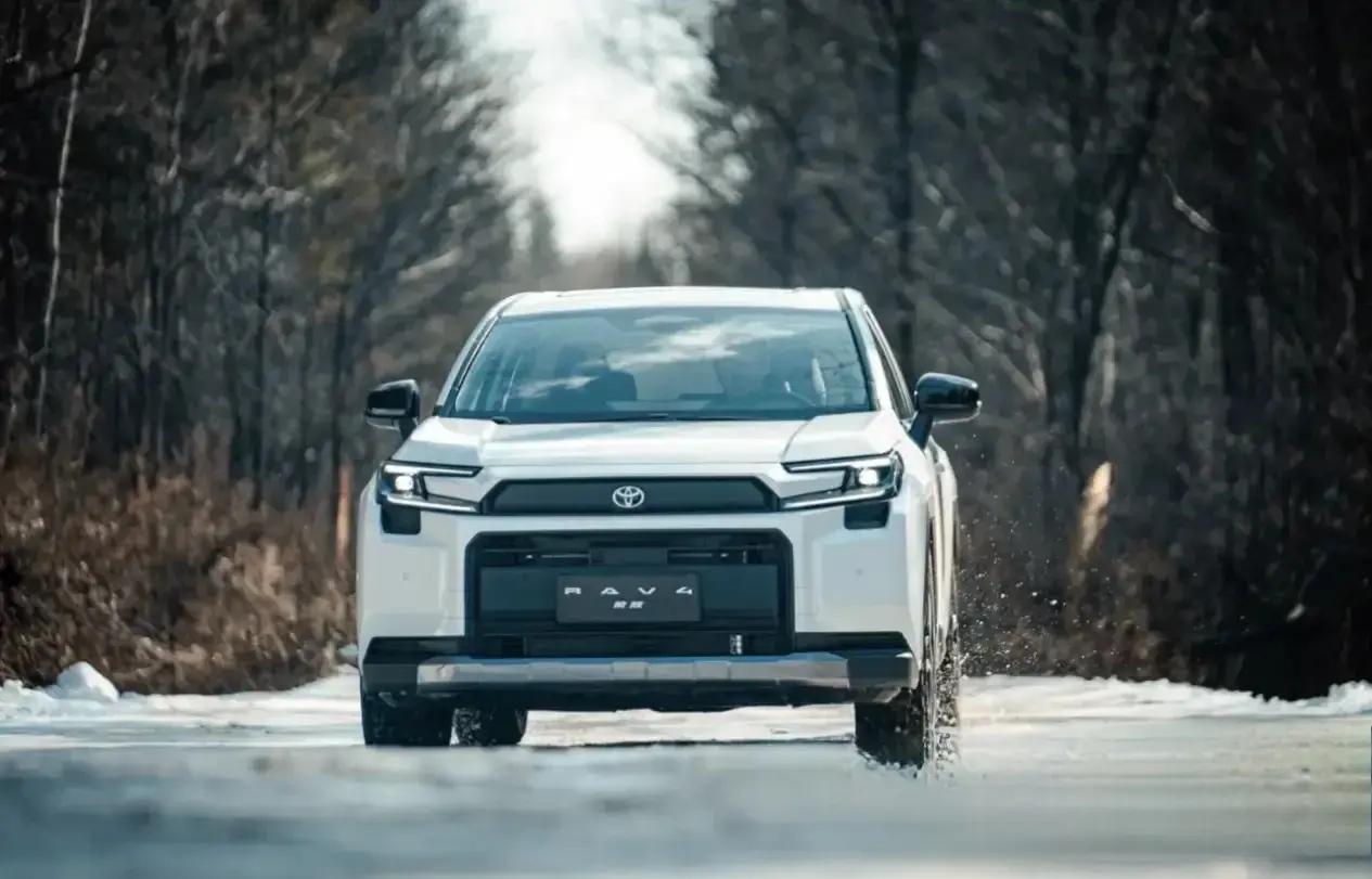 《2026年九大现象揭秘：年龄不再是免罪金牌，智能机器人走进养老院，一汽丰田荣放引领家庭出行新革命！》