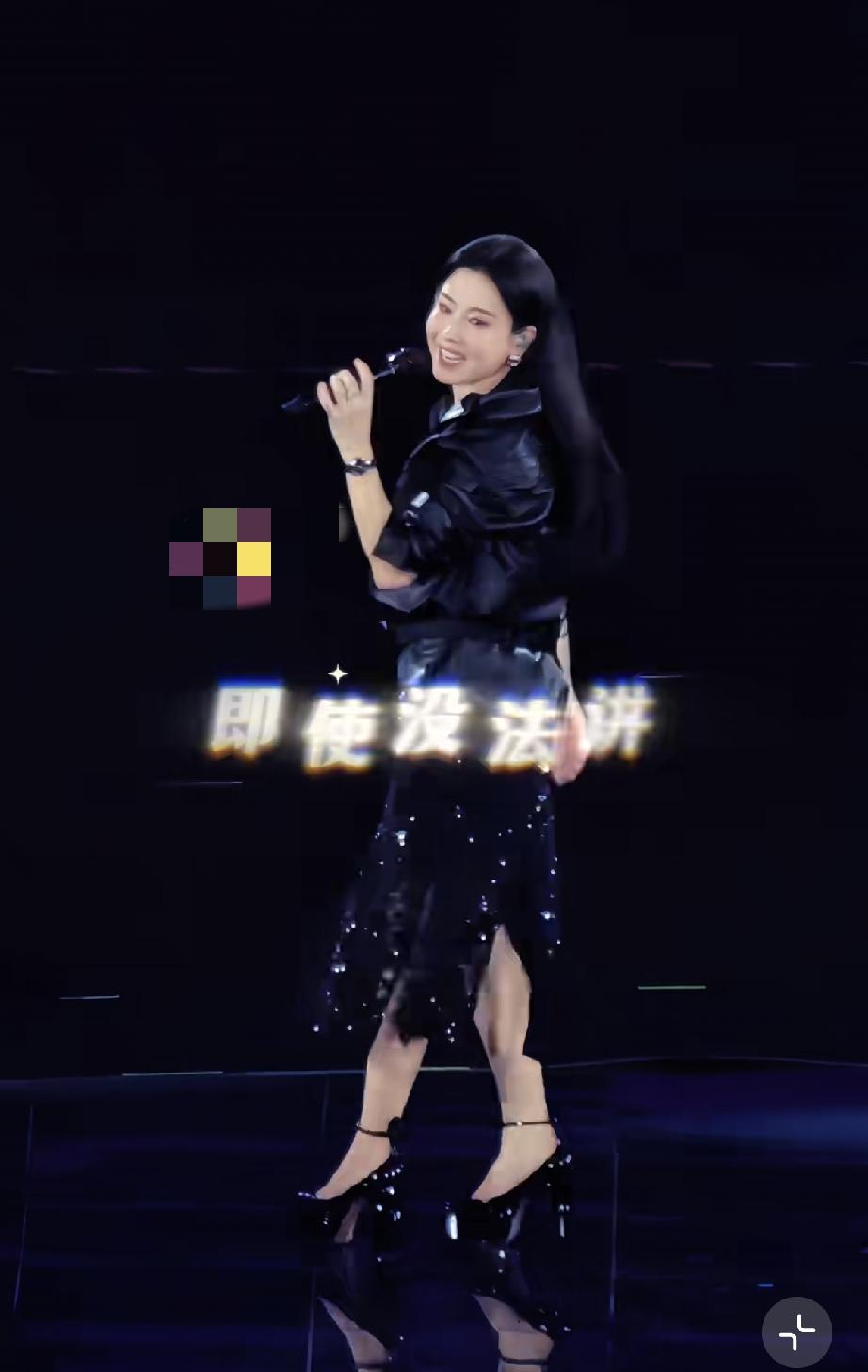 7月4日，张柏芝在北京参加全球城市数字友好MarsX演唱会，造型太雷人了，显得又