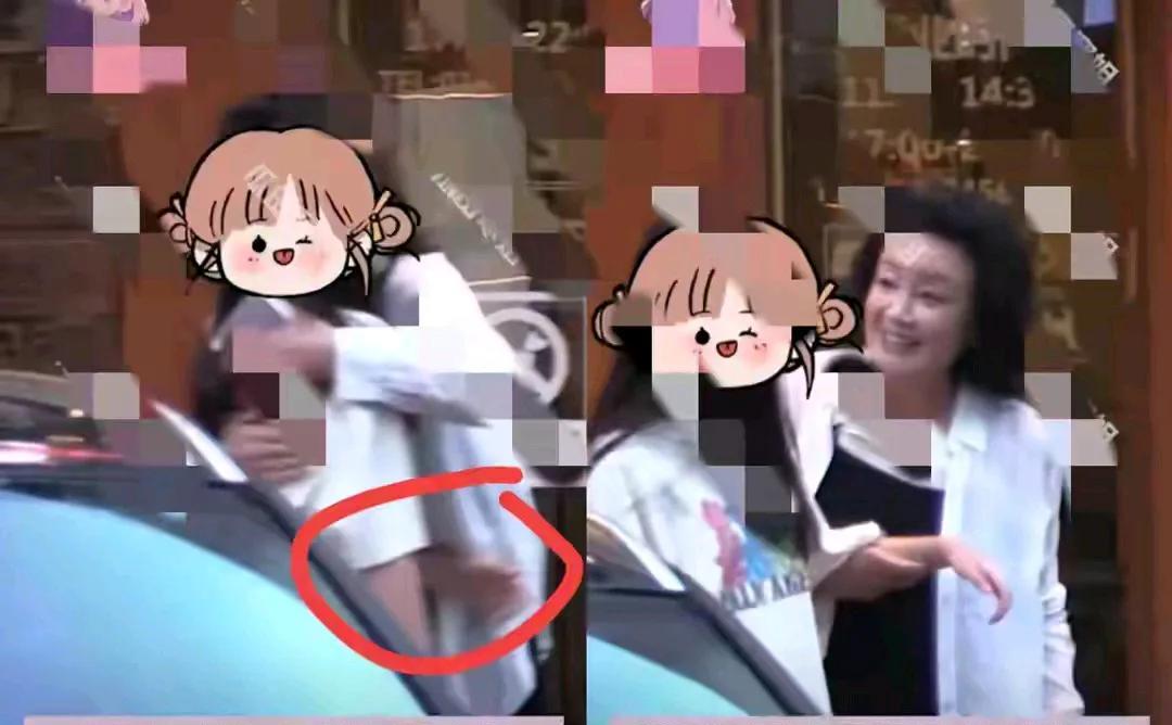 小玥儿对奶奶的拥抱似乎有些抗拒。兰姐伸出手时，她下意识抬胳膊挡了一下；被搂进怀里
