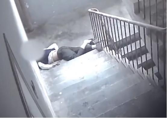 “冤不冤！”近日，江苏昆山，一女子喝酒后，下楼扔垃圾，她为了少走几步路，直接从消