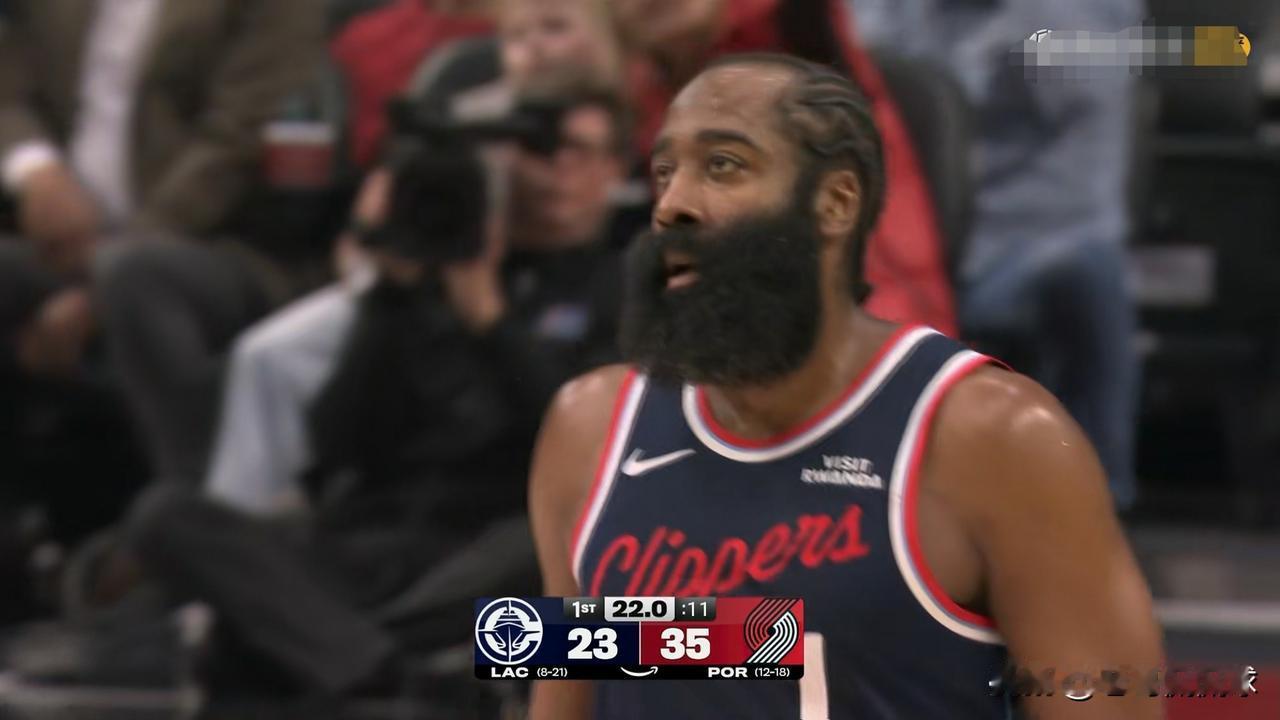 快船超级巨星哈登真是失误太多了！在今天快船客场挑战开拓者的比赛中，目前双方的第一