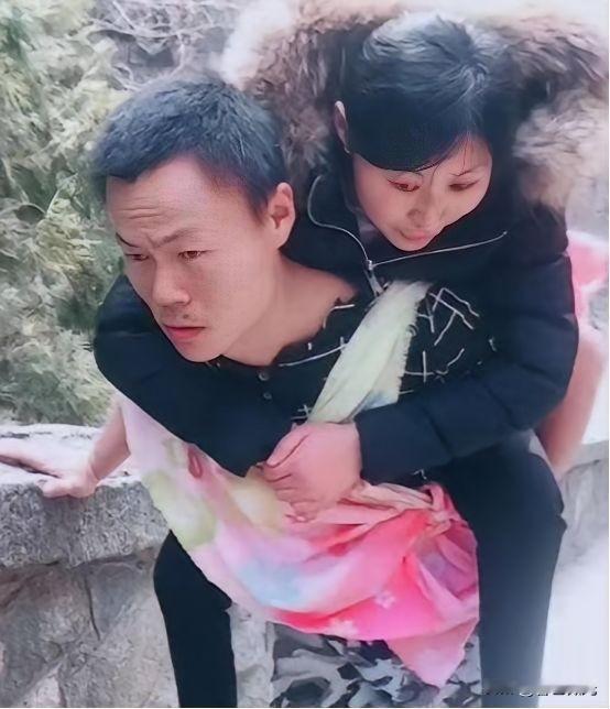 为爱私奔摔瘫，丈夫不离不弃十年背妻登泰山2008年，山东21岁女子为爱翻墙私