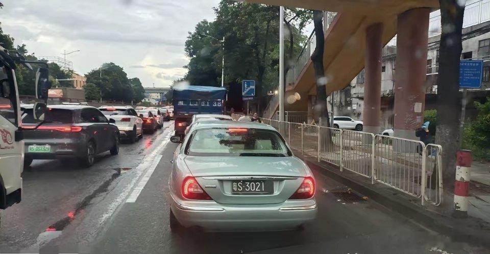 偶遇一块90年代的车牌，我敢说，挂这种车牌的车主，年纪至少在50岁往上；认得这种