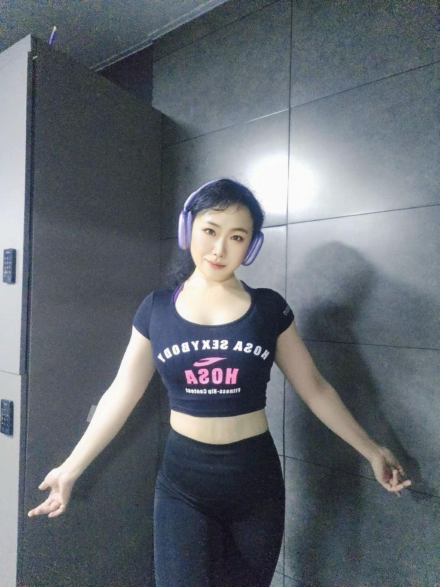 健身爱健身的小姐姐<!--{im...