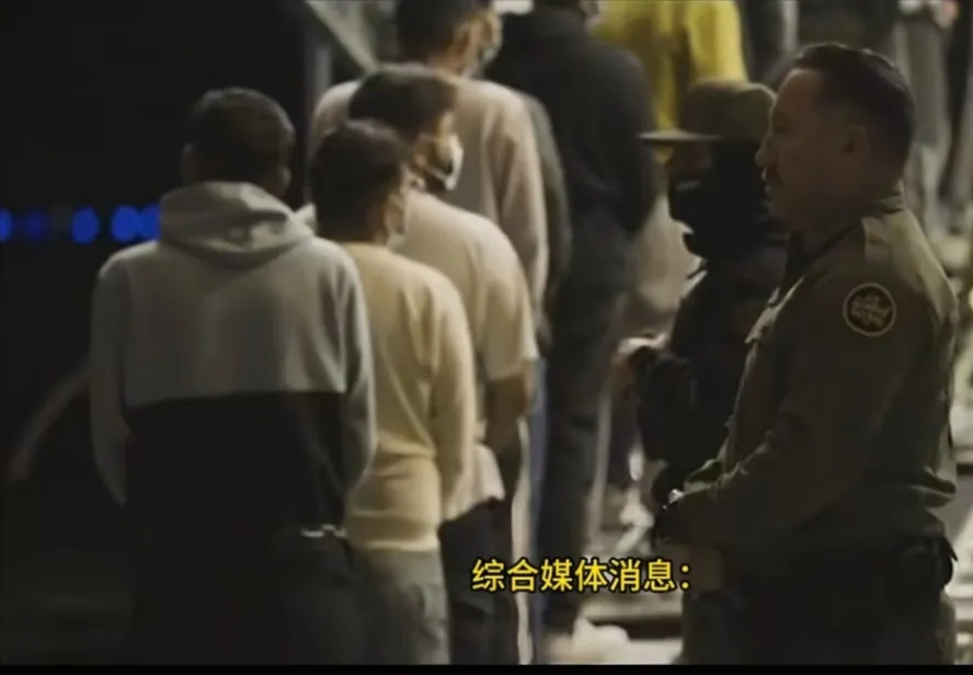 美国将104名印度非法移民遣送回国，但是他们的手上戴着手铐，脚上也被戴上了<em>脚镣</em>。