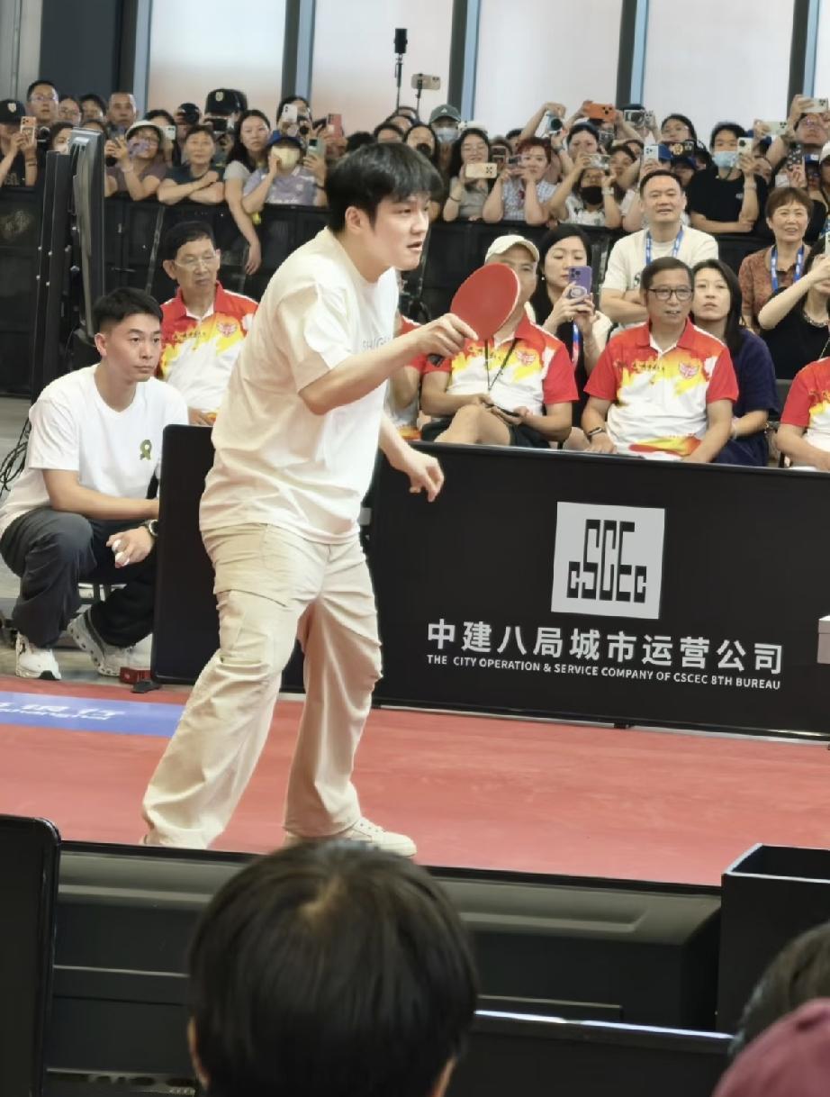 7月4日，樊振东在上海参加乒乓嘉年华活动，这还了得，胖到不行，居然看到胸肌了，坐