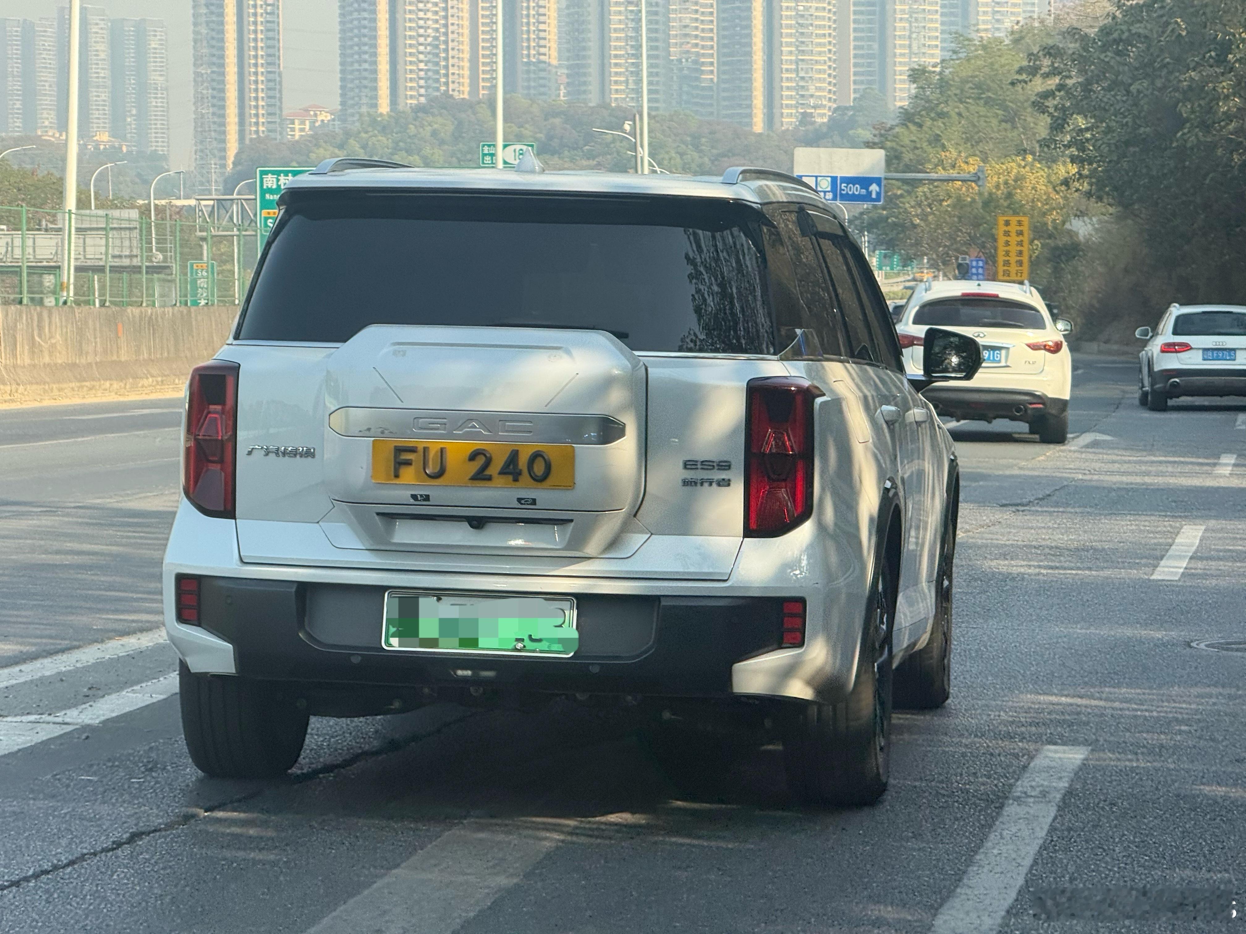 这个fu车牌挂得几协调喔