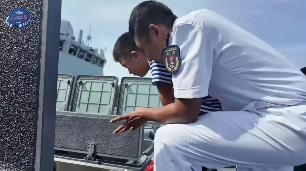 打开垂发单元孩子让小朋友参观，真不建议海军这么干，因为我们小时候没看过！现在海