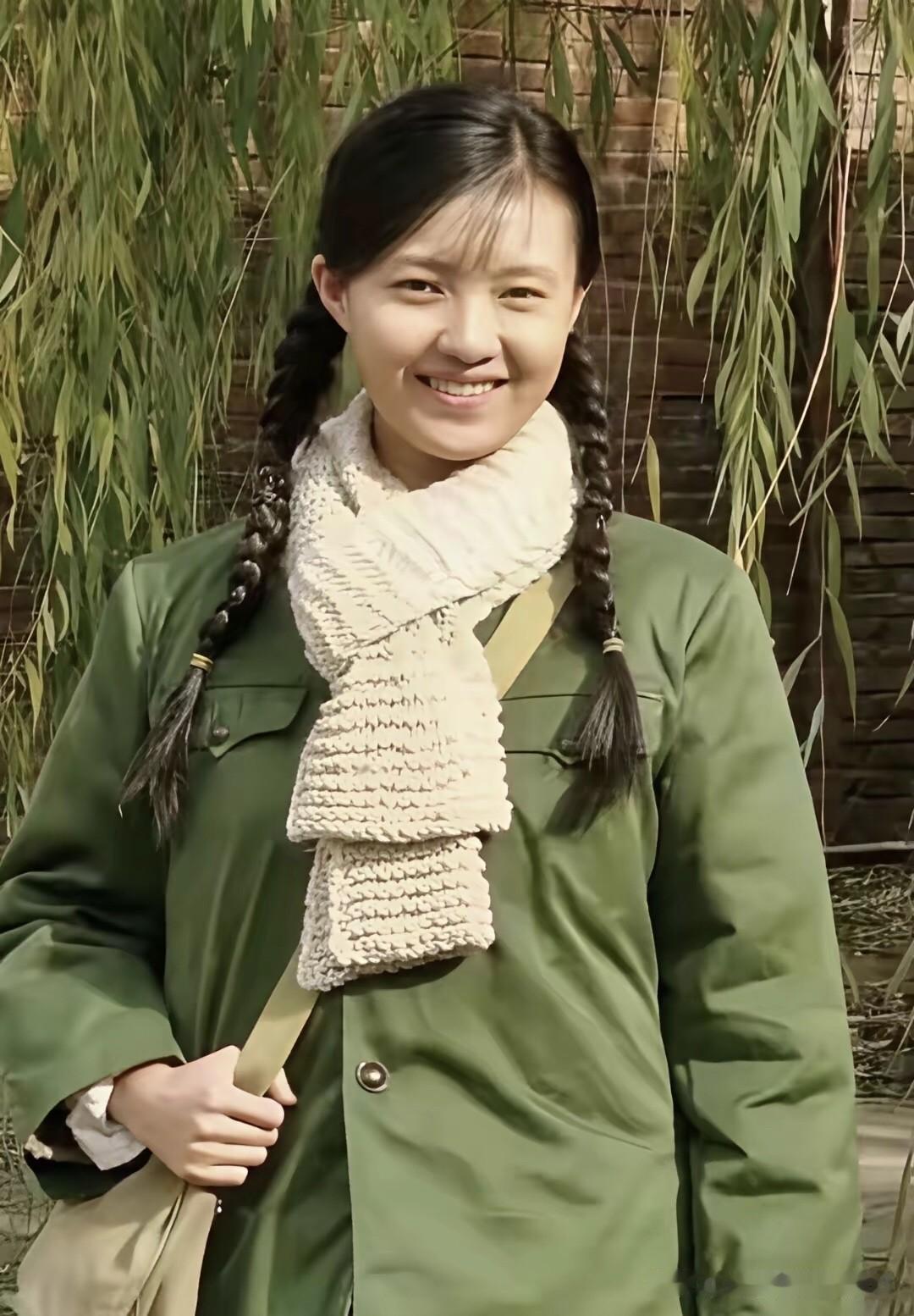 她好美好美啊，快五十岁了，依旧是清纯动人，如少女般的容颜，皮肤细腻，冻龄逆生长，