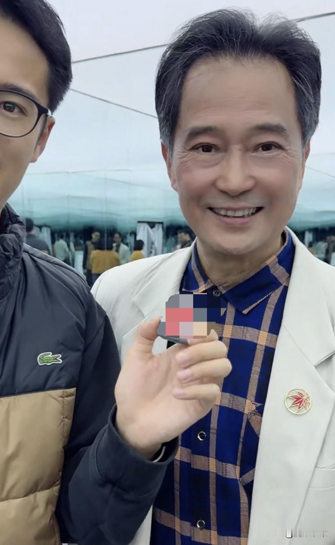 久违公众视线的著名演员孙启新，近日在某档直播节目现身。如今年近70的他，依然保持