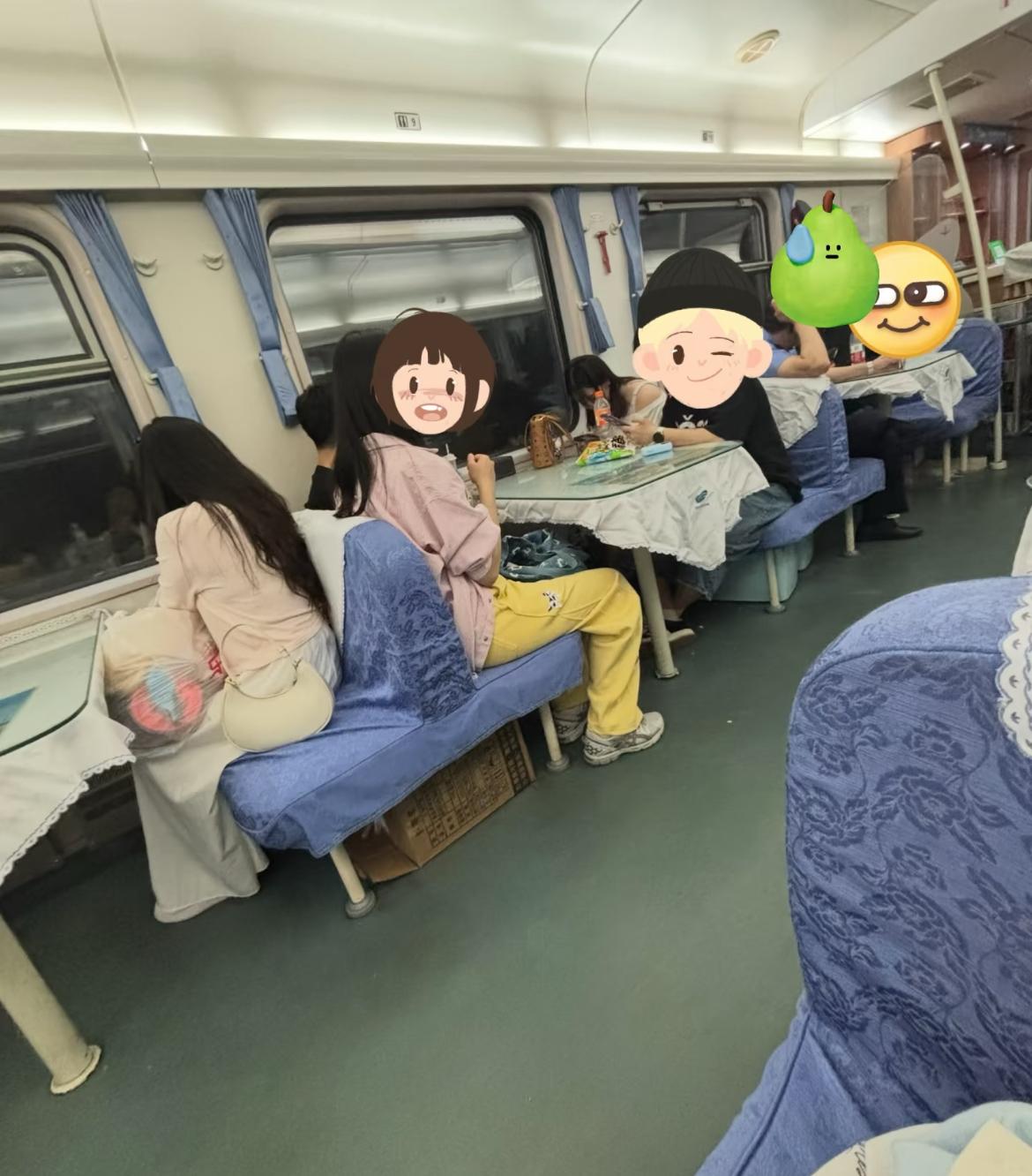 5月18日报道，天津开往河北廊坊的K888次列车上，吴女士花费15元在餐车就座休