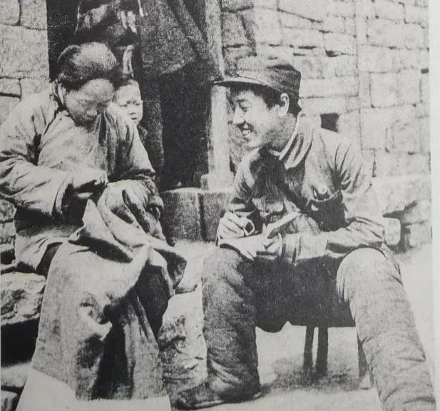 1943年，徐州地下党书记王其华正在执行任务，不料迎面撞来一队伪军。伪军队长喝醉