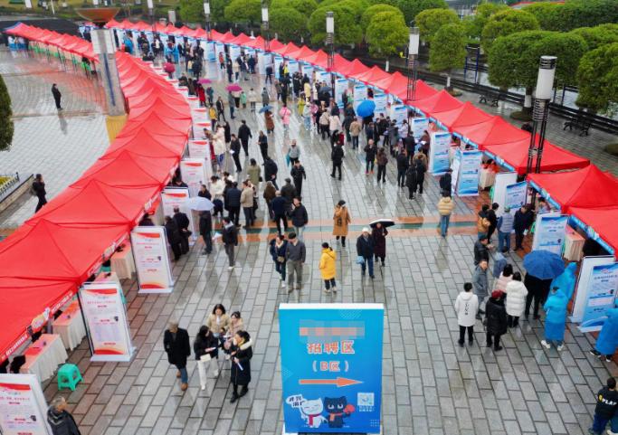 为什么大公司都会死死盯着你的“第一学历”？哥们儿，你先记住一句最扎心的话：因为在