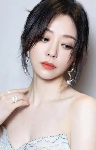 11月23日，41岁歌手张靓颖发长文自曝健康状况，透露上月确诊带状疱疹，虽