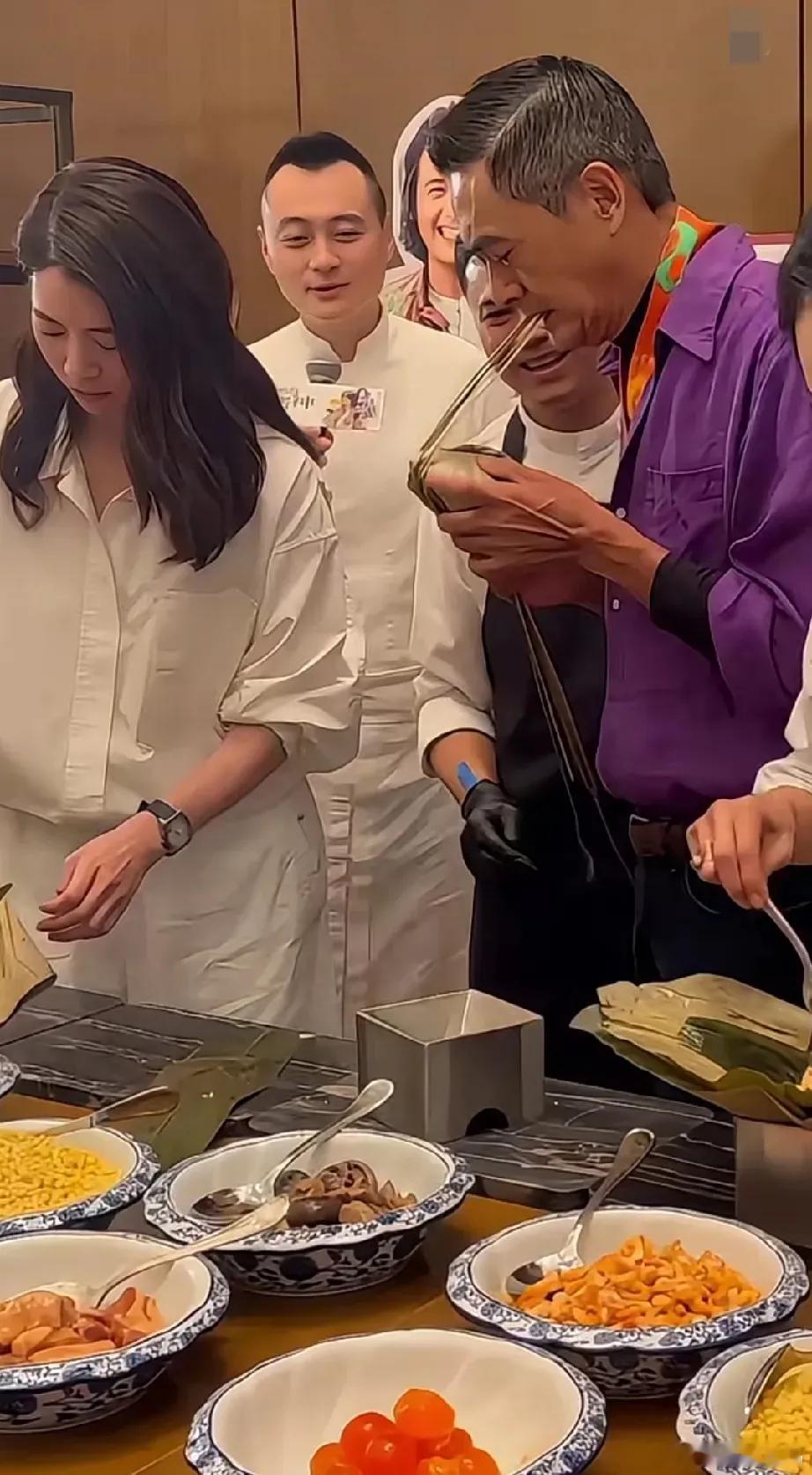 哇塞，发哥包粽子的手法那叫一个娴熟，一旁的袁咏仪简直赞叹连连。看着发哥包粽子，