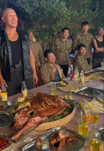嘎子谢孟伟晒剧组日常，晚上喝啤酒吃烤肉，身后站一圈群演