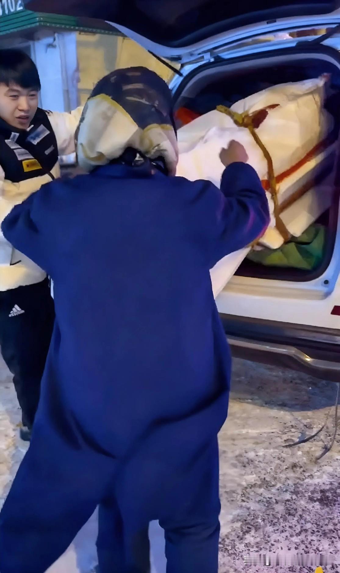 下着大雪，一对夫妻开车遇到一位挑着重物的大姨，本来都已经开过去了，可丈夫很担心大