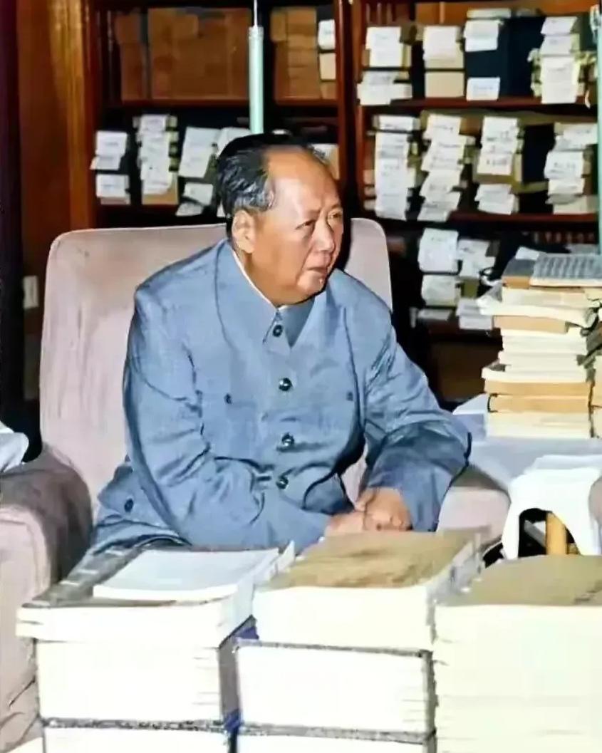 基辛格五次见到毛主席，晚年回忆道：“毛泽东这样的伟人根本就是任何人都无法复制的！