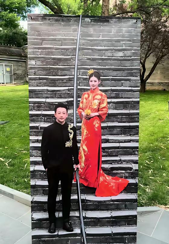 汪小菲也太不尊重马筱梅了，不是说婚礼办得寒酸，而是你们看他俩这张婚纱照！新