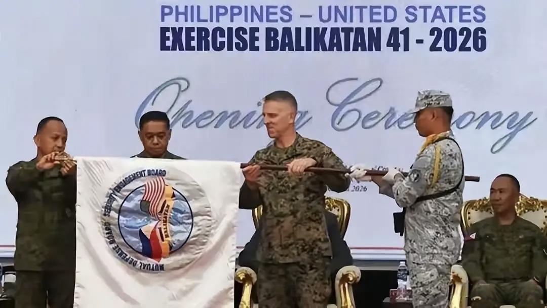 后悔来不及了！解放军吕宋岛东部演训如火如荼，美日菲等7国“肩并肩”演习成了肩并肩