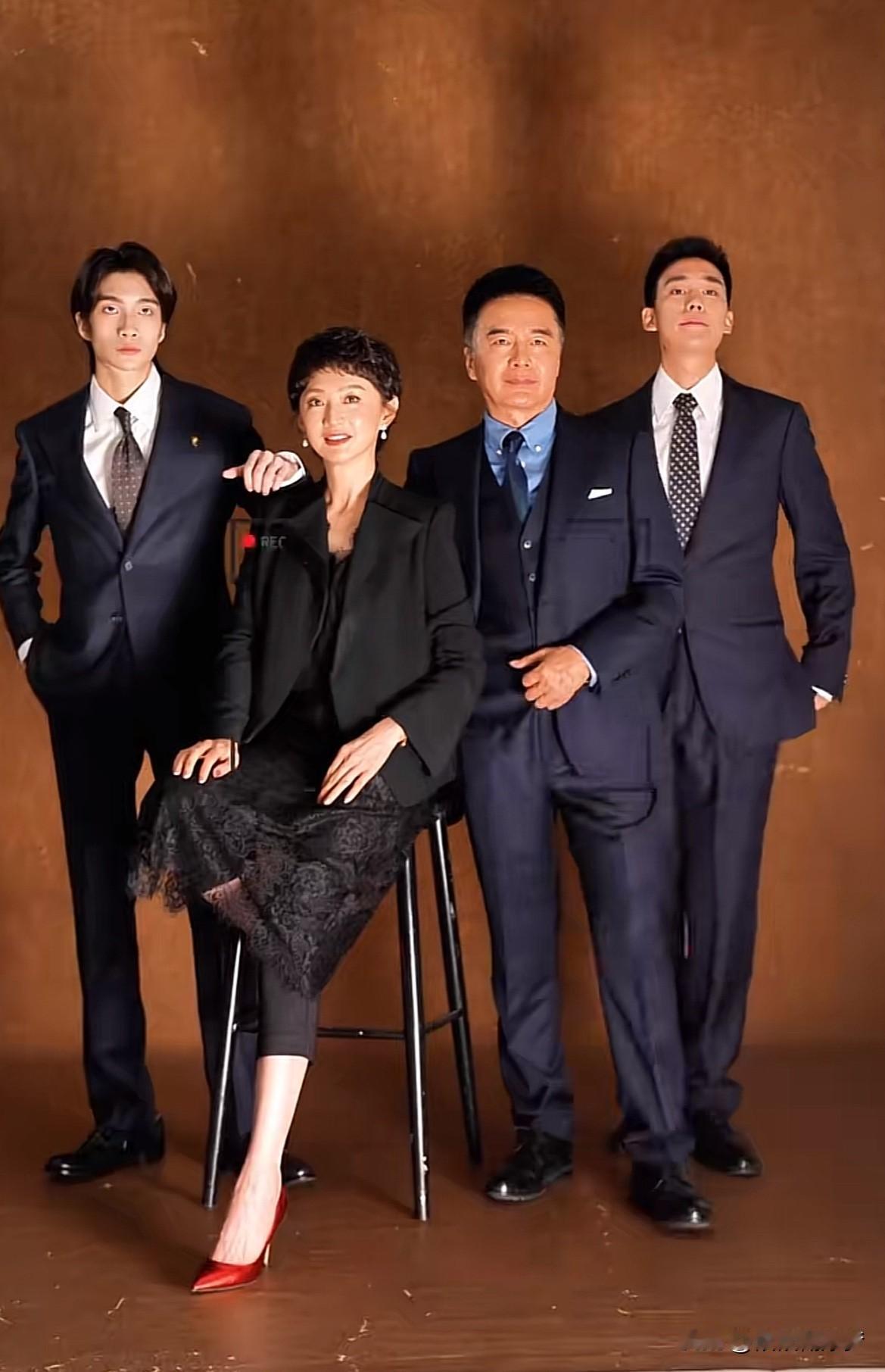 演员许亚军一家四口拍全家福，两个儿子高大帅气！