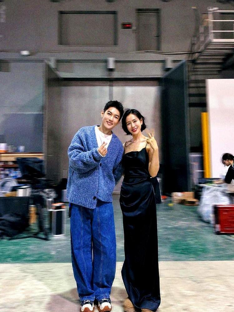 43岁孙艺珍剪短发，全网愣住：怎么越来越像玄彬了？高清生图里的她，眼睑微微