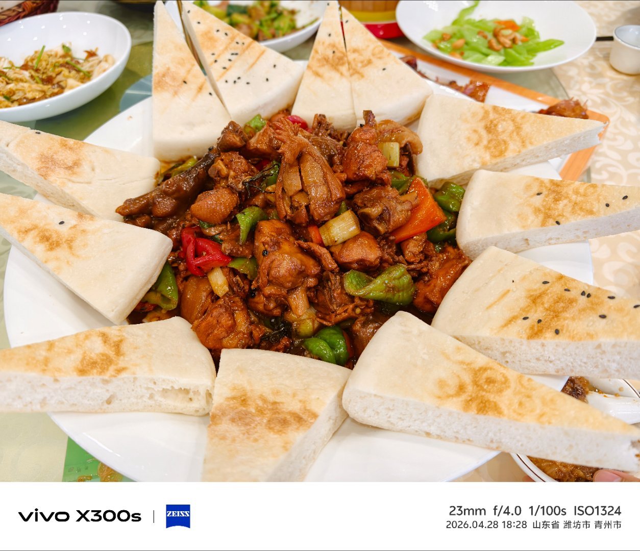 这几天在山东吃的都挺好的，这个叫朝天锅的很好吃，还有那个大饼卷牛肉沫也好吃。他们